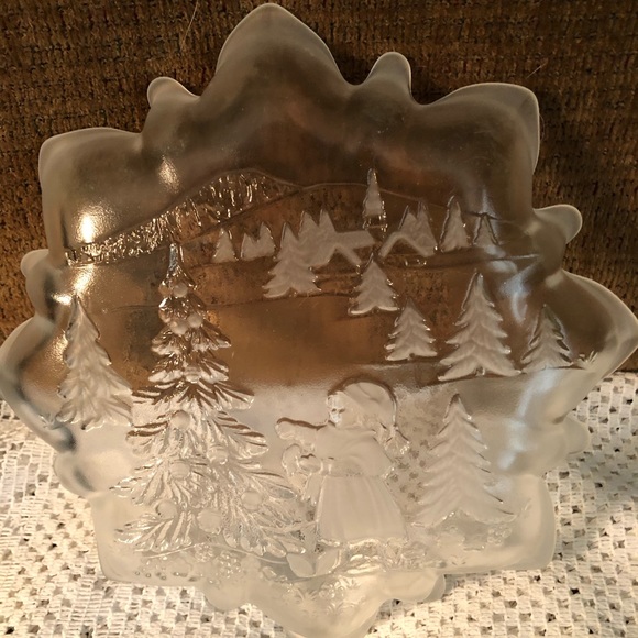 Vintage 1980s Mikasa Scalloped Edged Frosted Crystal Holiday Platter - Picture 3 of 5